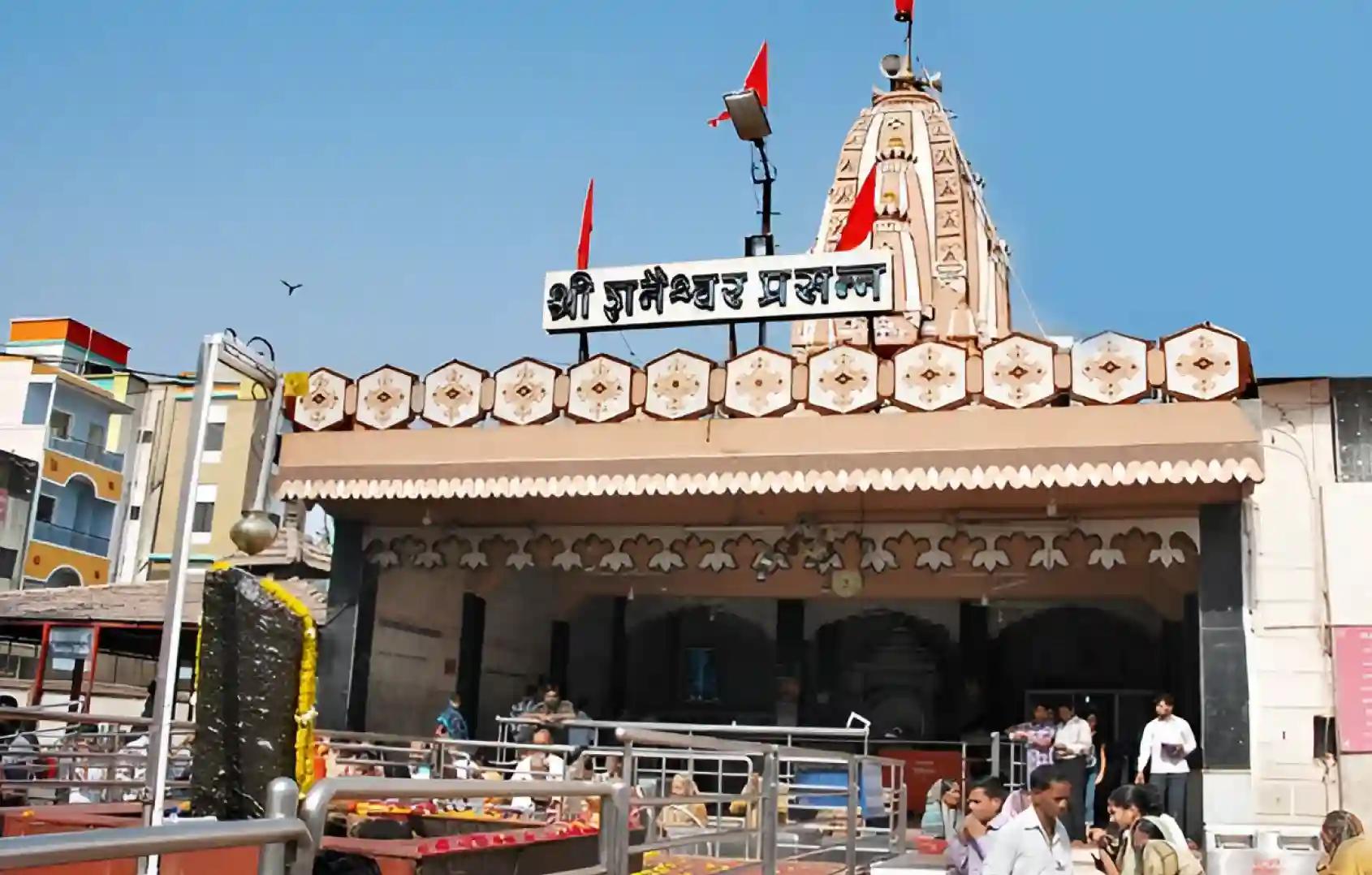 श्री शनिदेव मंदिर, शनि शिंगणापुर, महाराष्ट्र 