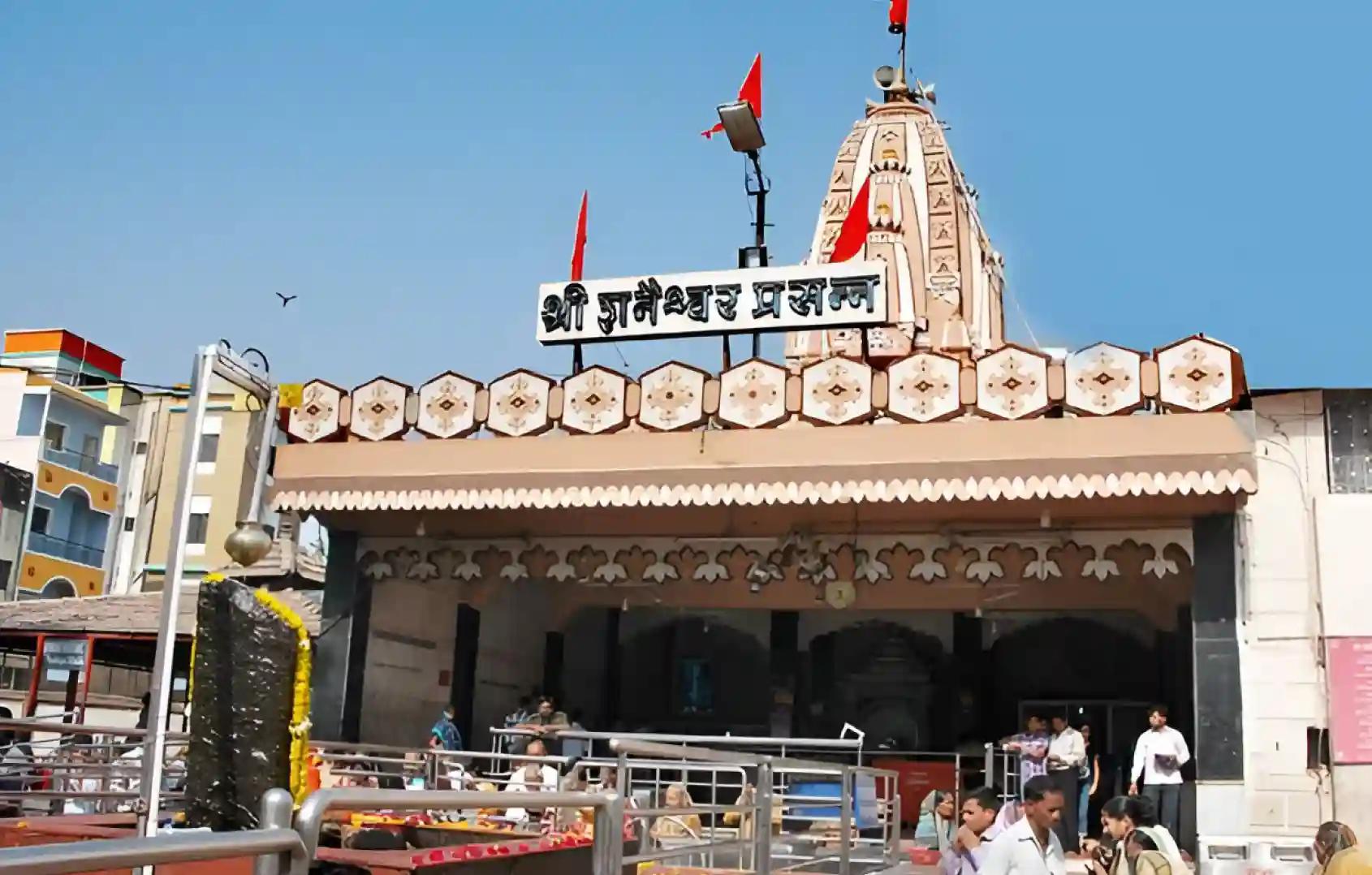 శ్రీ శని ఆలయం, శని శింగణాపూర్, మహారాష్ట్ర