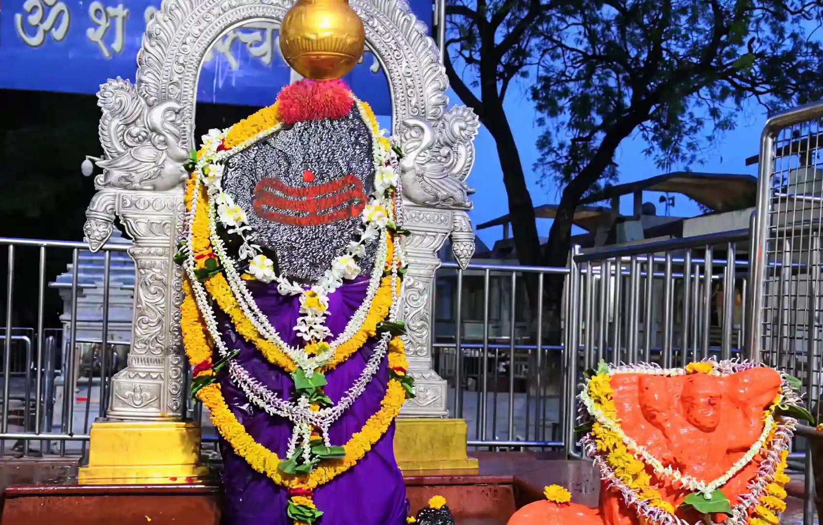  श्री शनिदेव मंदिर, शनि शिंगणापुर, महाराष्ट्र 