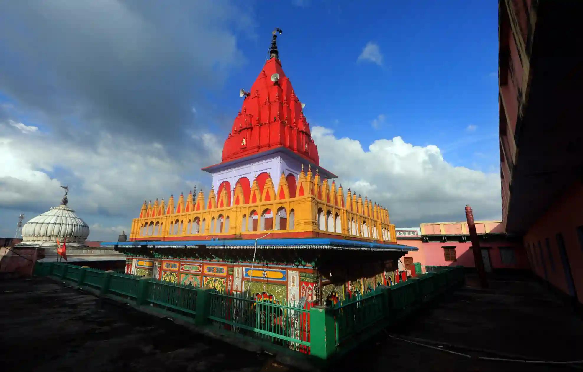Shri Hanuman Garhi Temple, Ayodhya, Uttar Pradesh Shri Hanuman Garhi Temple, Ayodhya, Uttar Pradesh